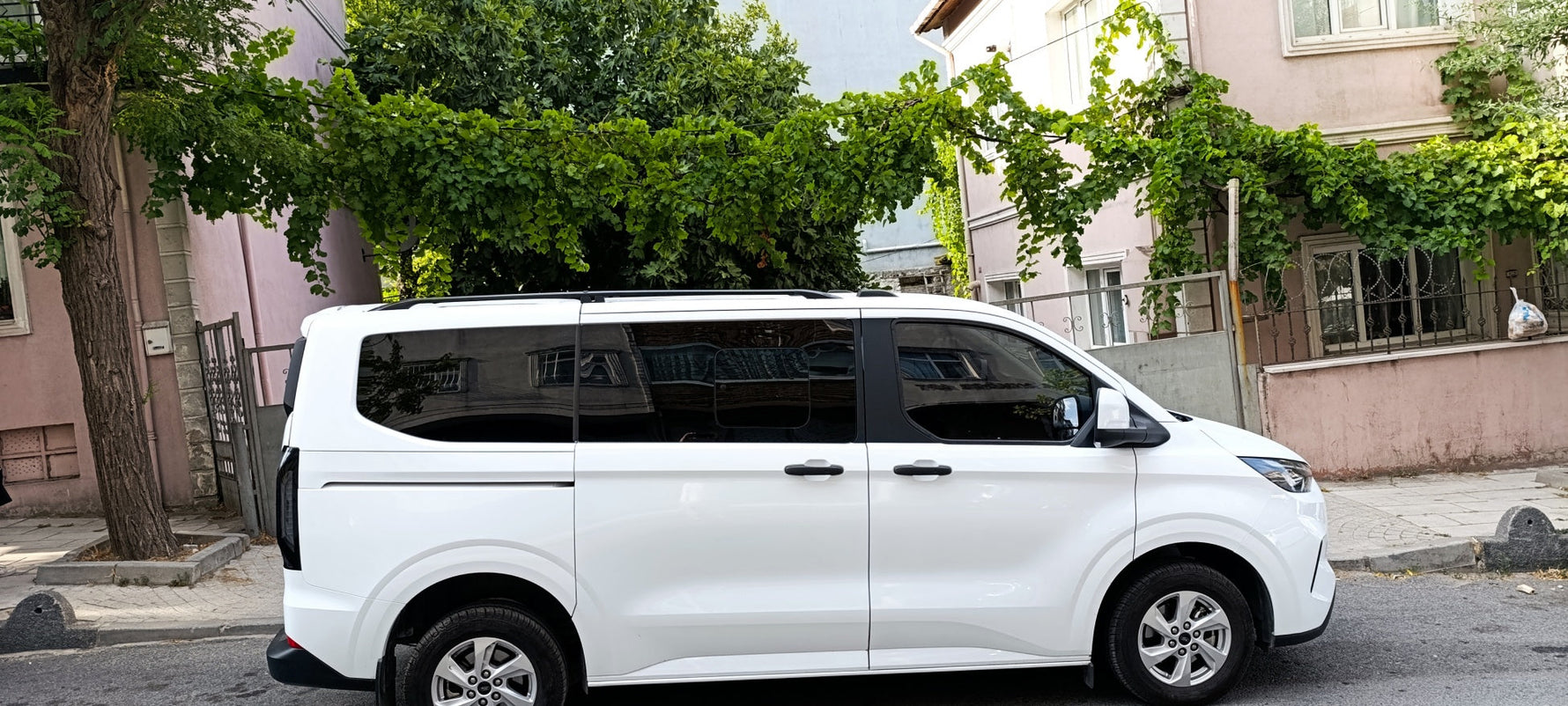 Ford Transit Custom L1 Kısa (2023-2026) Alüminyum Tavan Rayları, Plus - Siyah