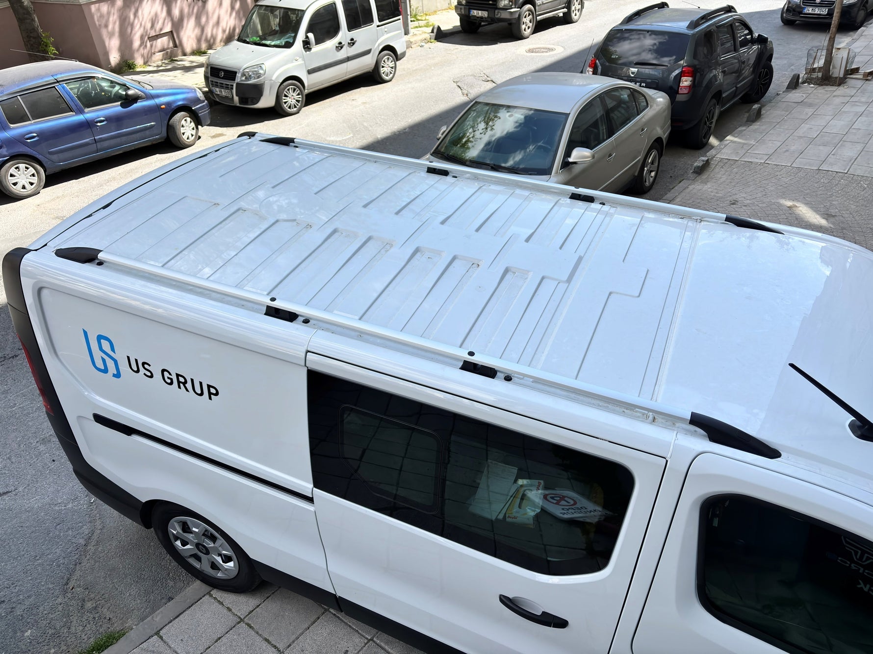 Renault Trafic X82 Uzun Şase (2014-2025) Araç Üstü Alüminyum Tavan Yan Rayları Plus Serisi - Siyah