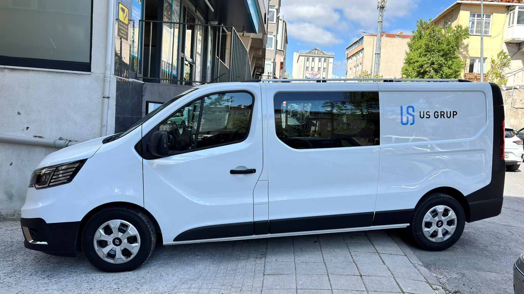 Renault Trafic X82 Kısa Şase (2014-2025) Araç Üstü Alüminyum Tavan Yan Rayları Plus Serisi - Siyah