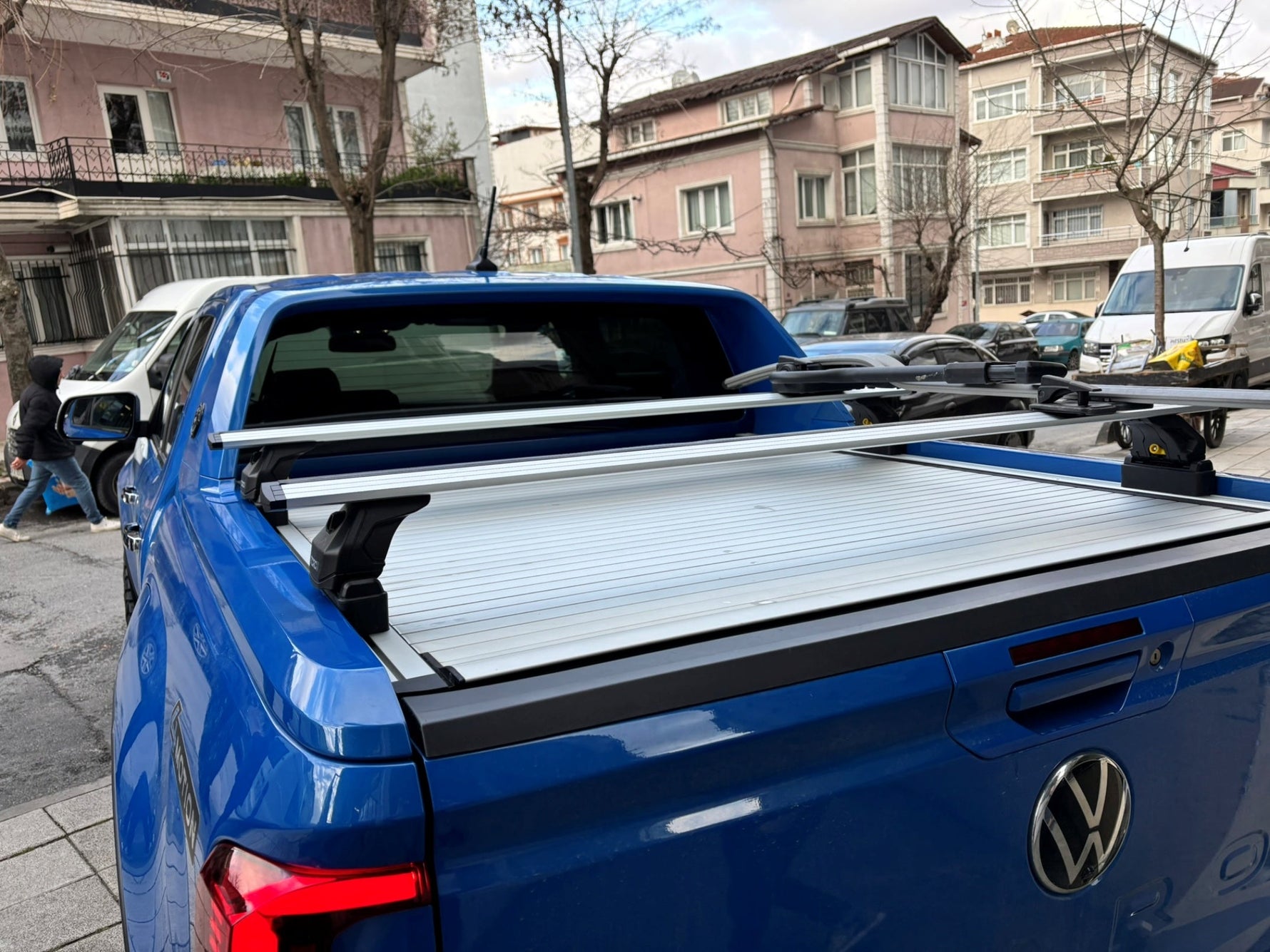 Volkswagen Amarok Aventura (2020-2025) Kasa Üstü Bed Rack Taşıyıcı Bar – Gri | Kilitli Sistem | Vida Montajlı