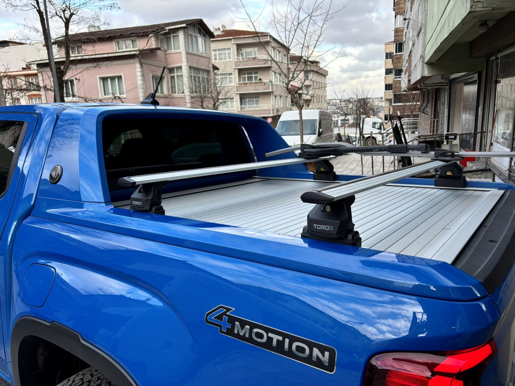 Volkswagen Amarok Aventura (2020-2025) Kasa Üstü Bed Rack Taşıyıcı Bar – Gri | Kilitli Sistem | Vida Montajlı