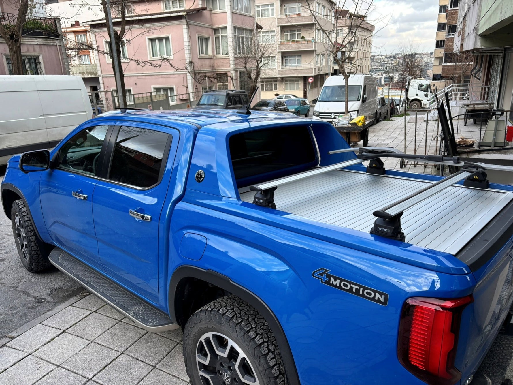 Volkswagen Amarok Aventura (2020-2025) Kasa Üstü Bed Rack Taşıyıcı Bar – Siyah | Kilitli Sistem | Vida Montajlı