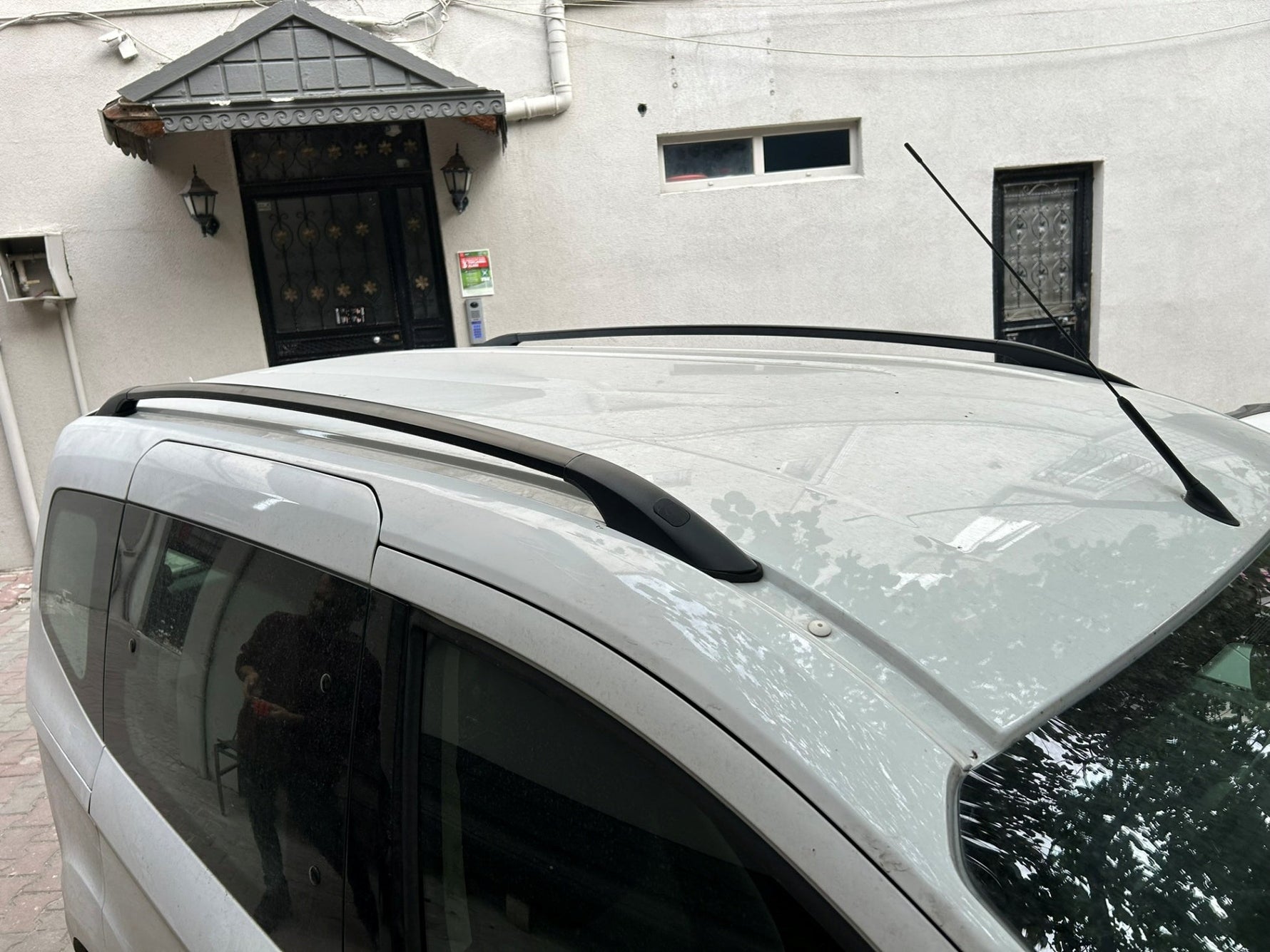 Ford Transit Courier 2013-2022 Araç Üstü Alüminyum Tavan Yan Rayları Plus Serisi - Siyah